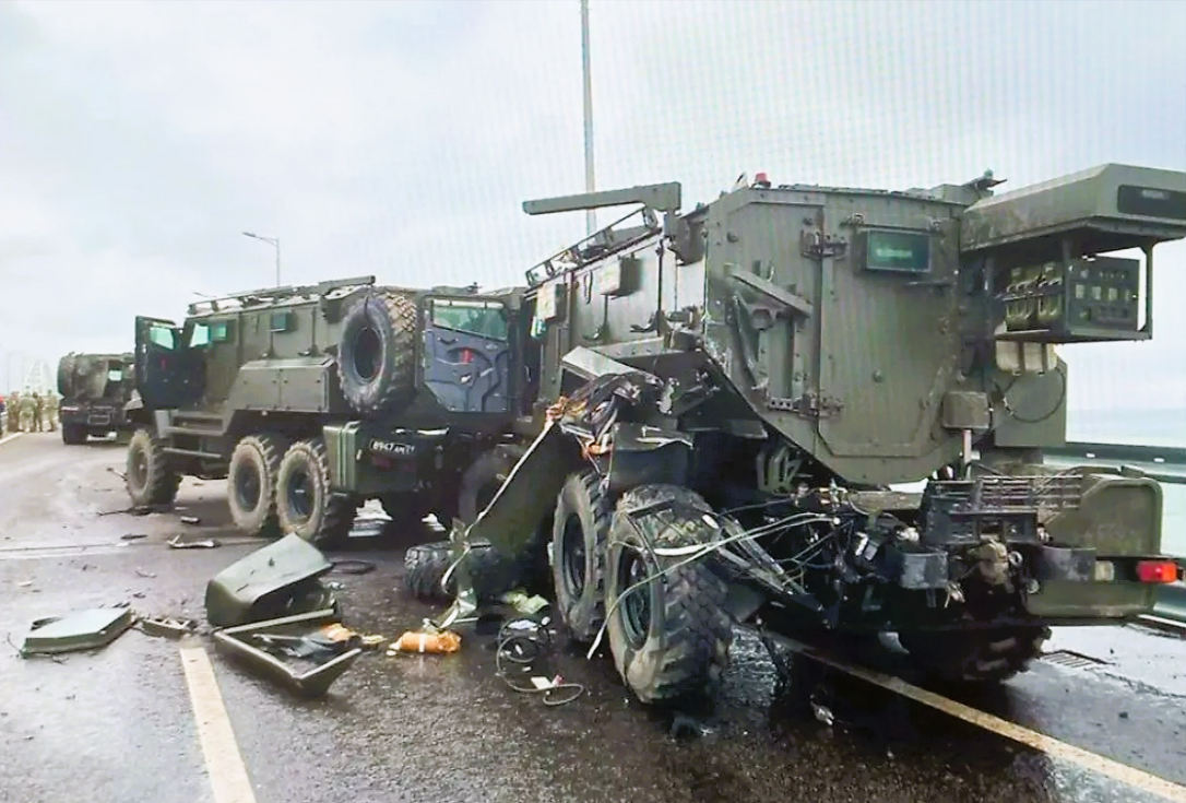 Neuer Anschlag auf die Krimbrücke? 5 gepanzerte russische Militärfahrzeuge geraten in Massencrash!