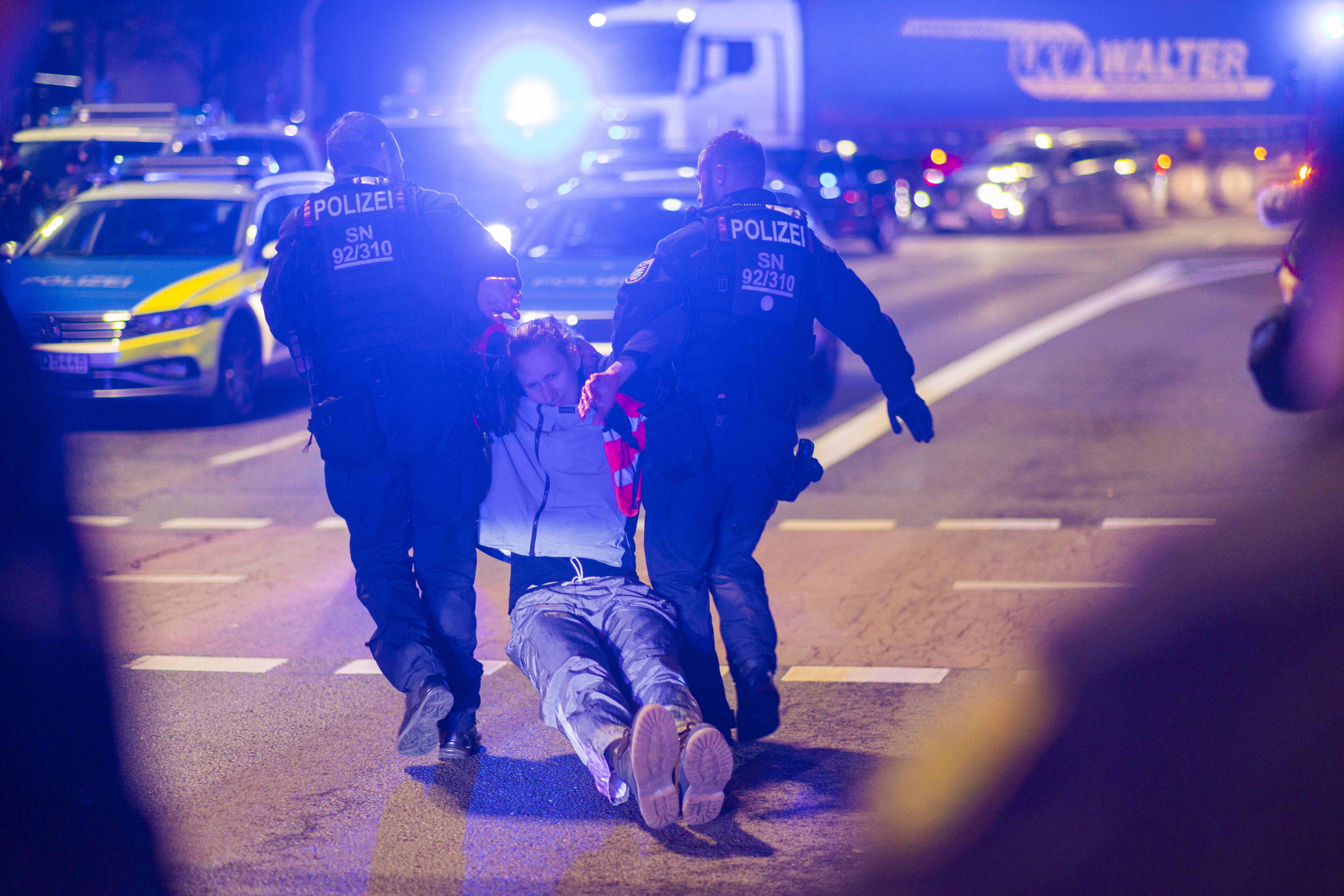 Klimakleber blockieren Krankenwagen - Patient verstirbt bei Rettung!