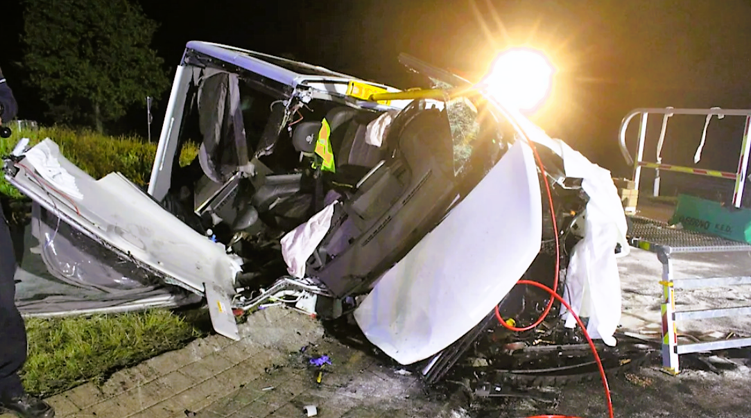 Geisterfahrer tötet Camper - Wohnmobil völlig zerstört, Beifahrer stirbt, Frau überlebt schwer verletzt!