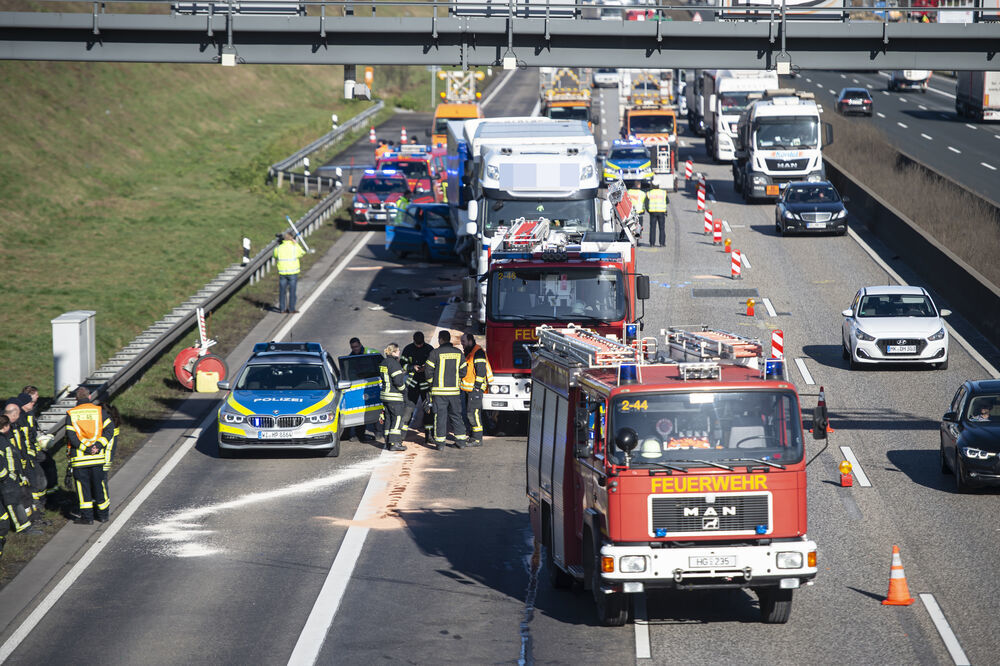 Massencrash auf der Autobahn - Insgesamt 5 Fahrzeuge miteinander kollidiert - Mehrere Verletzte gemeldet