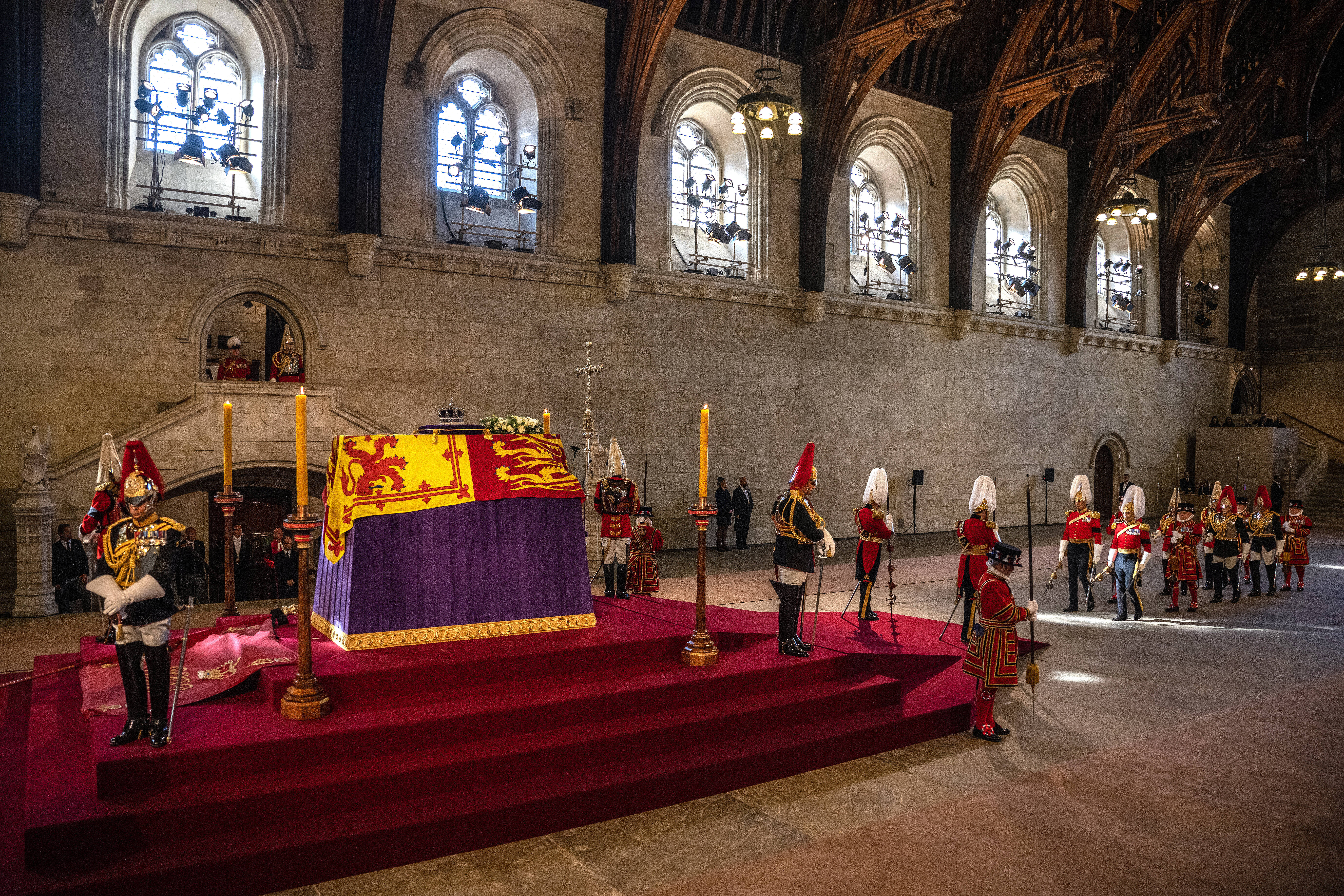 Bürger empört über britische Royals - So teuer war die Beerdigung der Queen!