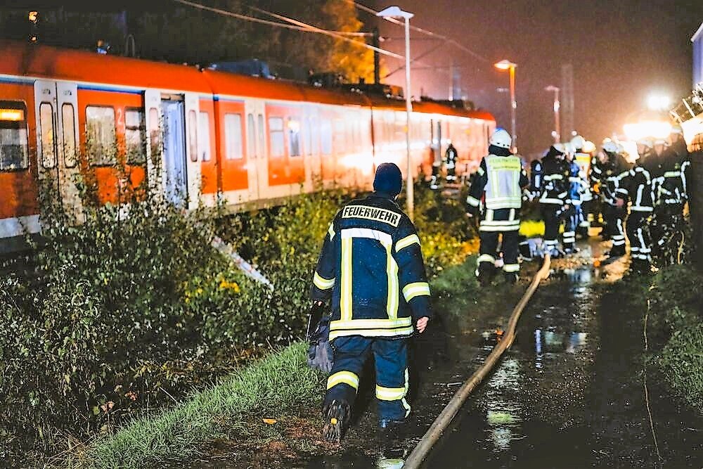 Bahnunglück! Zug rast in auf dem Gleis stehende Baumaschine - Gleisarbeiter rennen um ihr Leben!