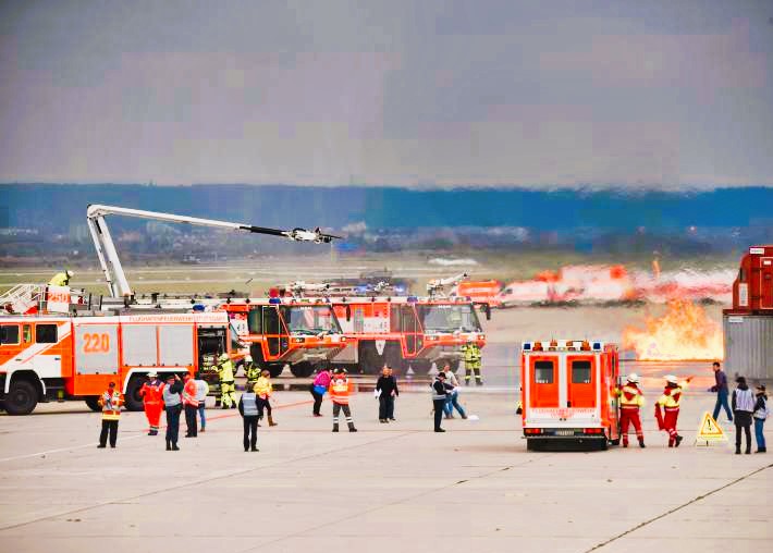 Feuerwehr stürmt Flugzeug auf der Startbahn! "Alle raus hier" - dramatische Szenen am Flughafen München