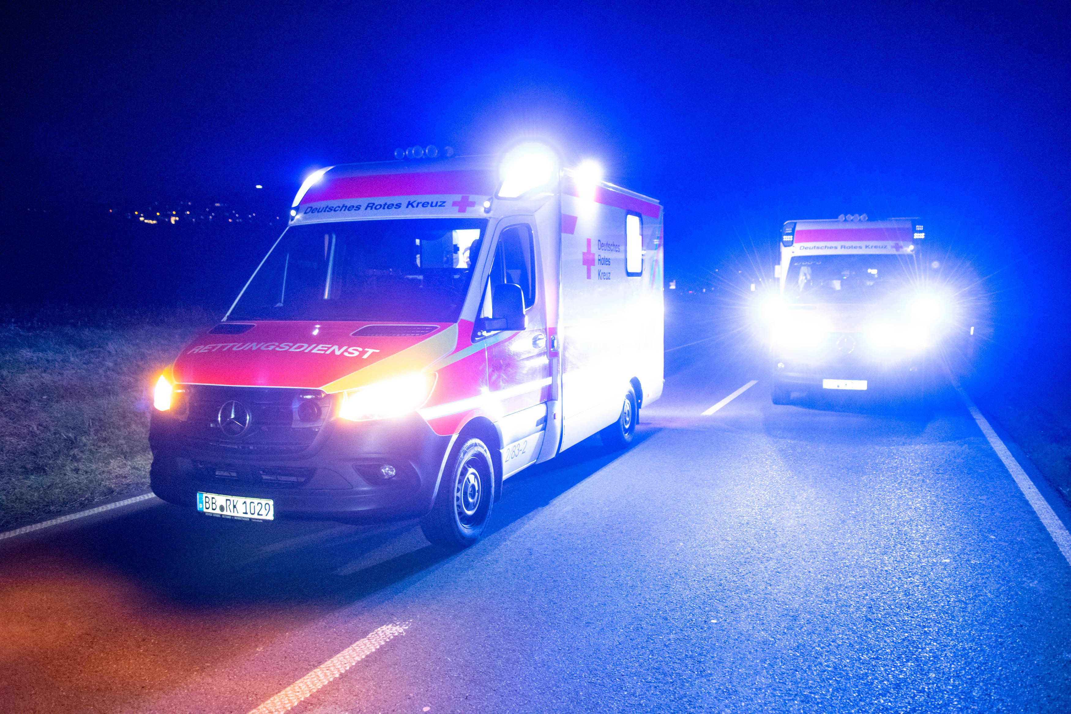 Bundesstraße VOLL GESPERRT! Tödlicher Verkehrsunfall - Einsatzkräfte bestätigen zwei Todesopfer