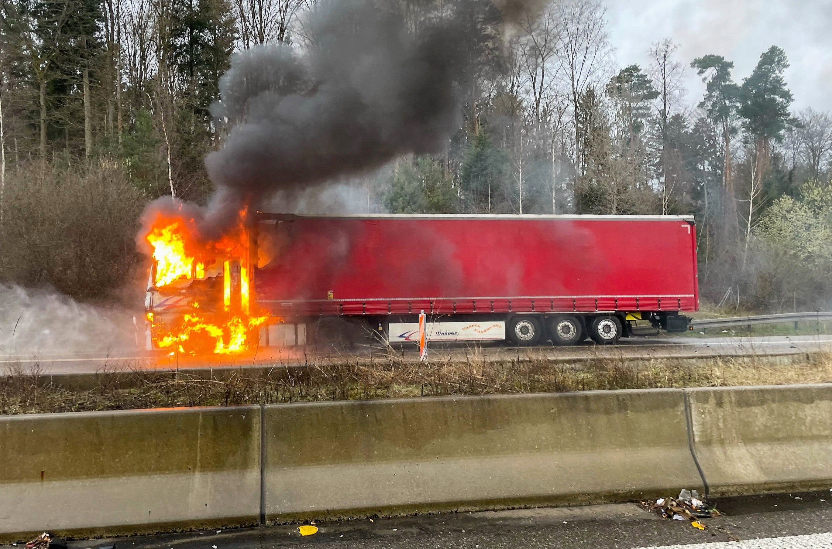 Feuer auf der Autobahn - LKW geht in Flammen auf! Vollsperrung