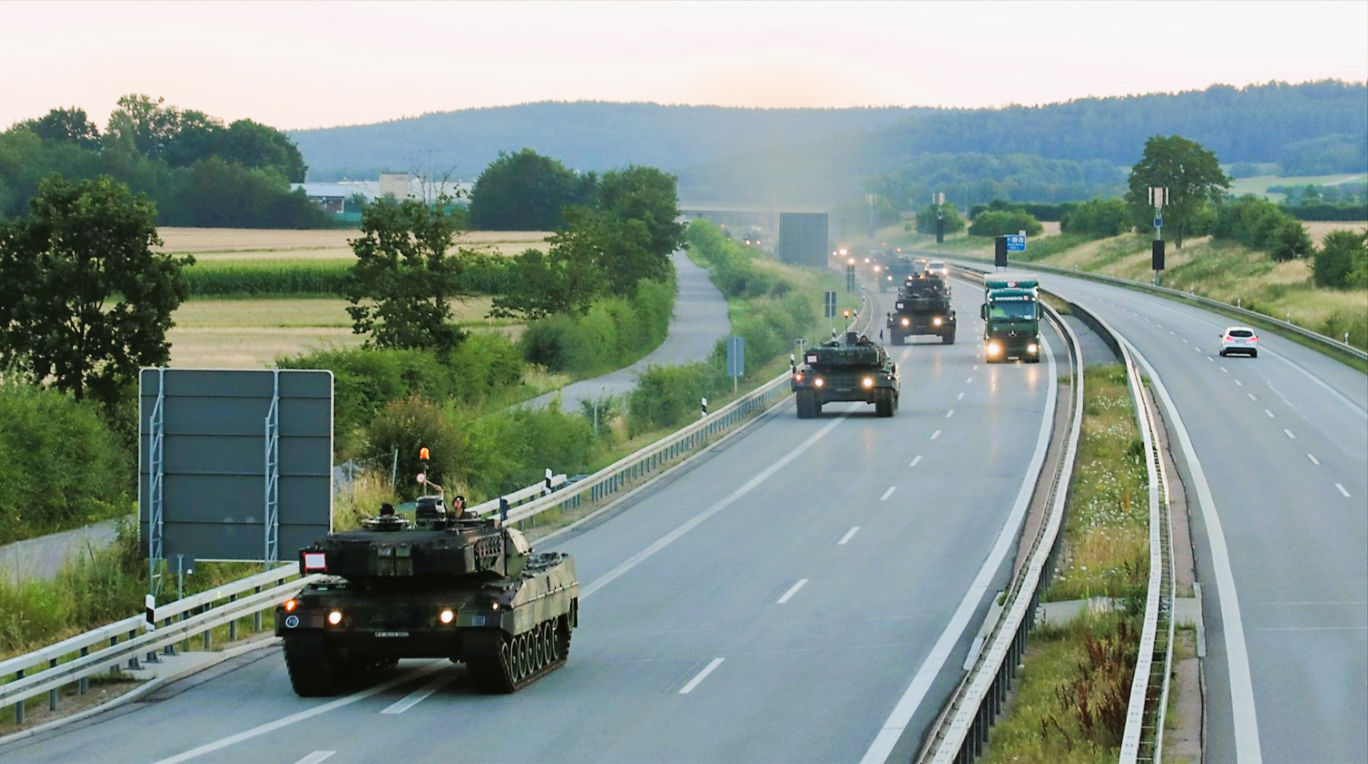 US-Panzer rollen über deutsche Autobahn - Bürger beunruhigt! Wo wollen die Kampfkolosse hin?