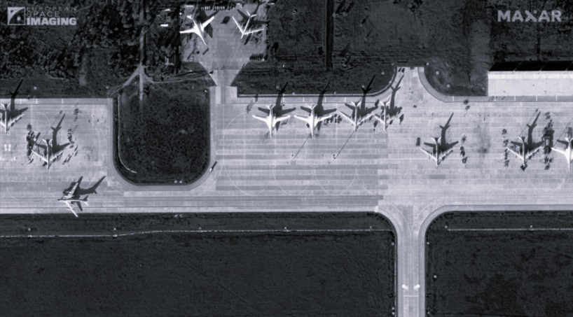 Russischer Flughafen angegriffen! Video zeigt Explosionen über Militärflugplatz - Putin hilflos!
