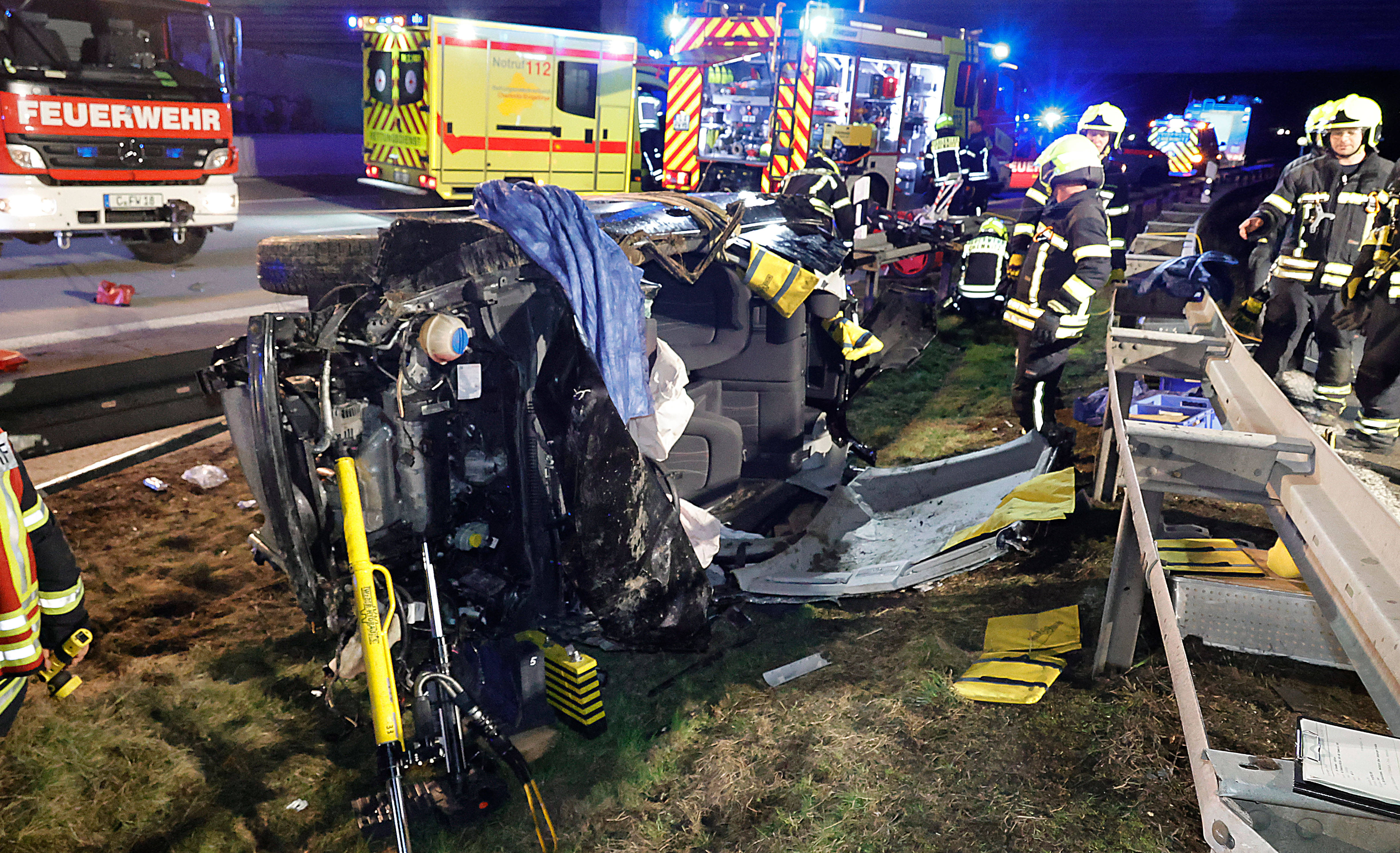 Schrecklicher Unfall auf der Autobahn 16 Verletzte, eine Tote nach Hochzeitsfeier!