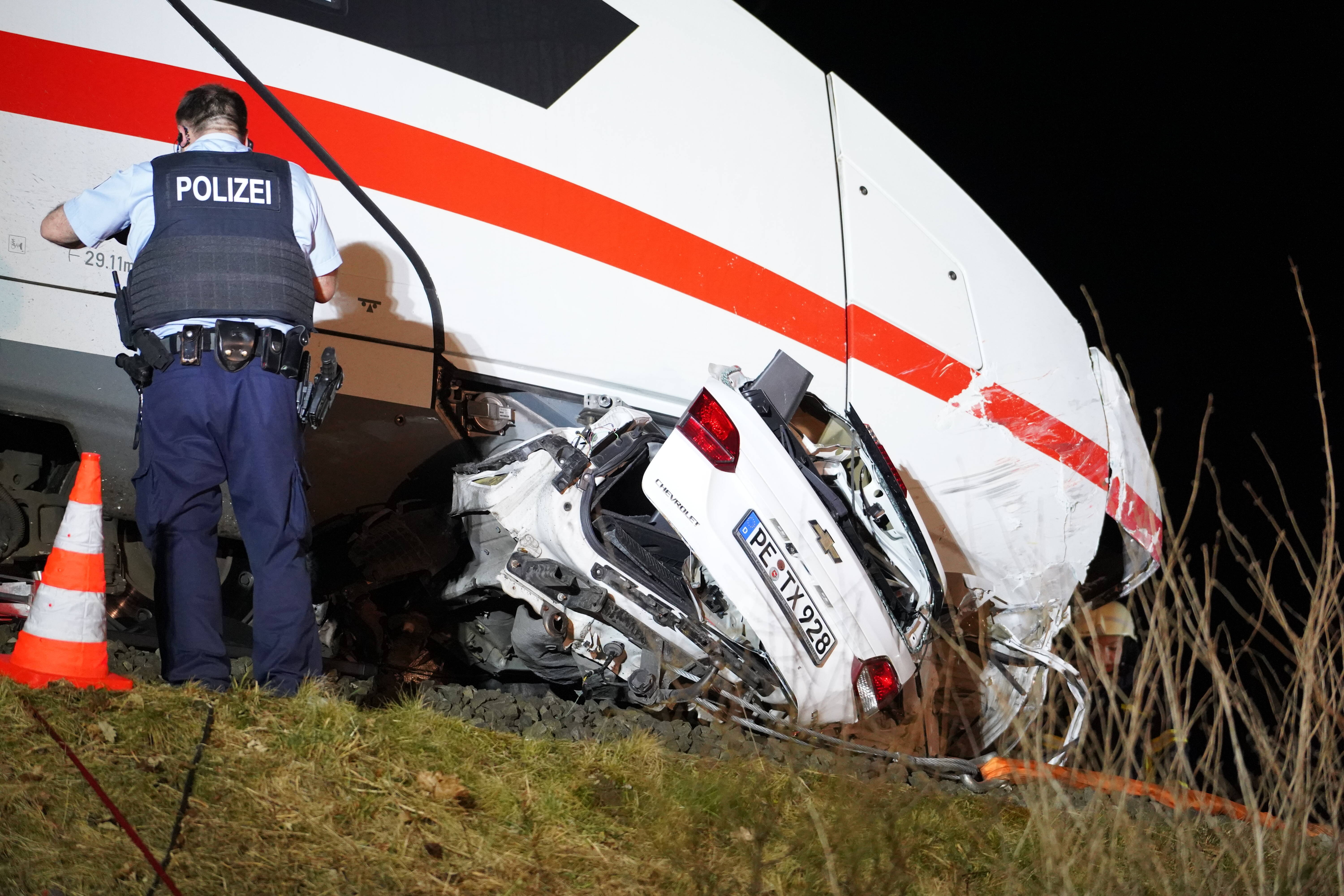 Zug rammt Auto an Bahnübergang! Zwei Deutsche sterben bei verheerendem Unglück!