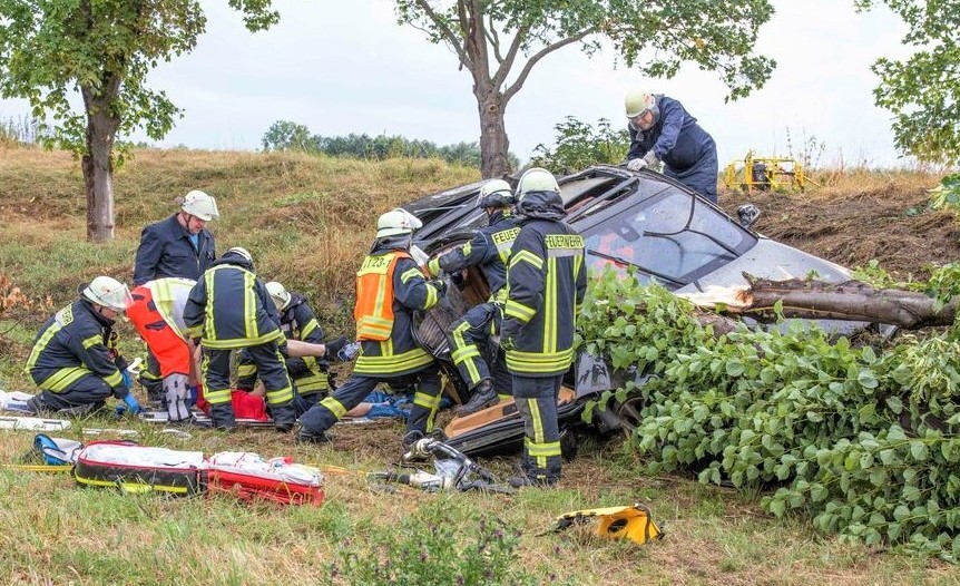 Irre Szenen auf der Autobahn - Autofahrer flieht nackt nach Unfall!