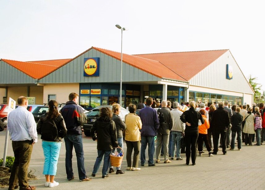 Massenschlägerei in Lidl-Filiale - Kunden gingen mit Hammer und Reizgas aufeinander los!