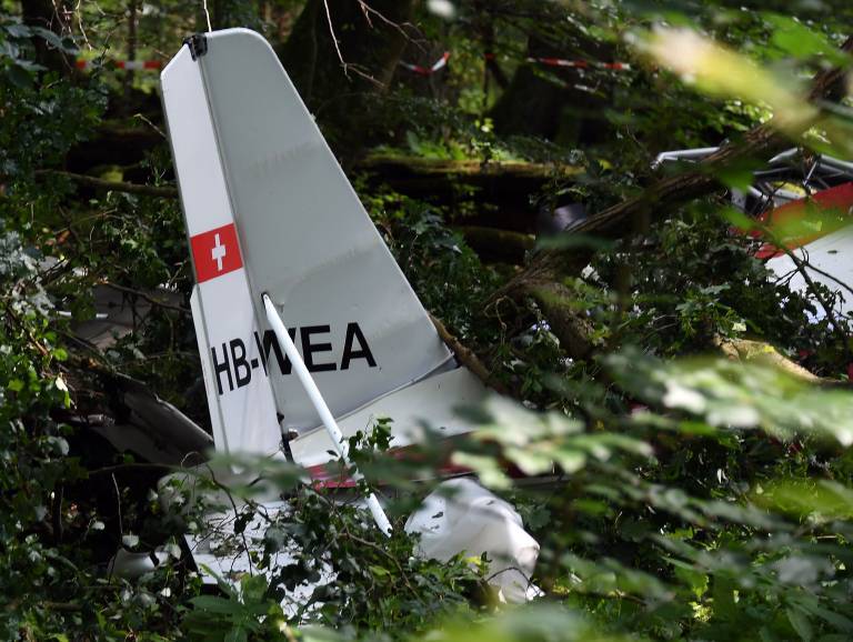 Tragödie am Himmel: Flugzeug stürzt in Vorgarten – Zwei Todesopfer über Wohngebiet bestätigt!