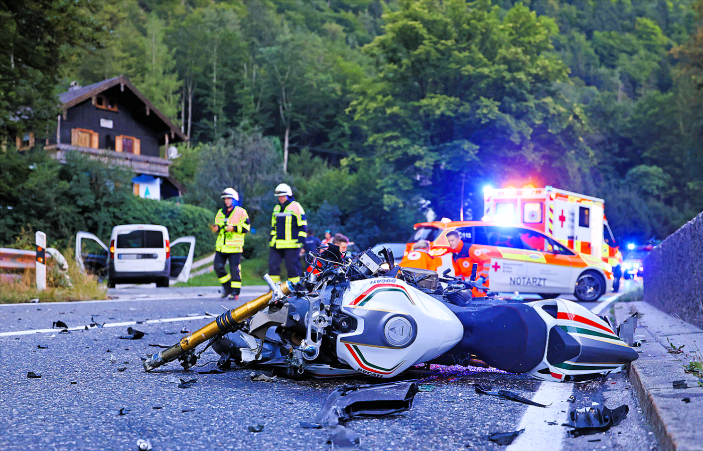 Verheerender Crash: BMW gerät in Gegenverkehr und rast in Fiat – Doppeltes Todesdrama!