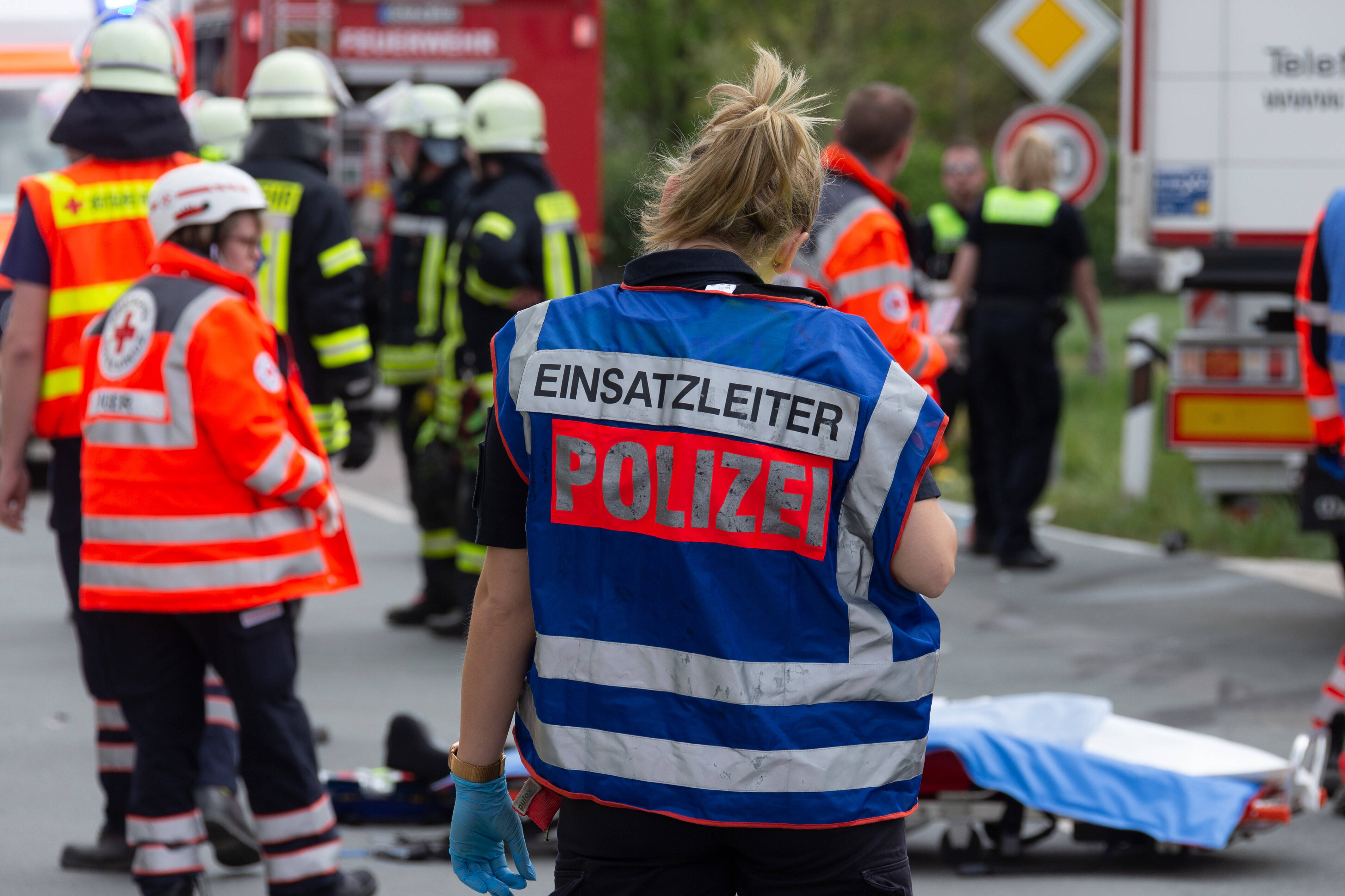 Schrecklicher Unfall - Radfahrerin 30 Meter von LKW mitgeschleift - Unfallopfer überlebt schwer verletzt!
