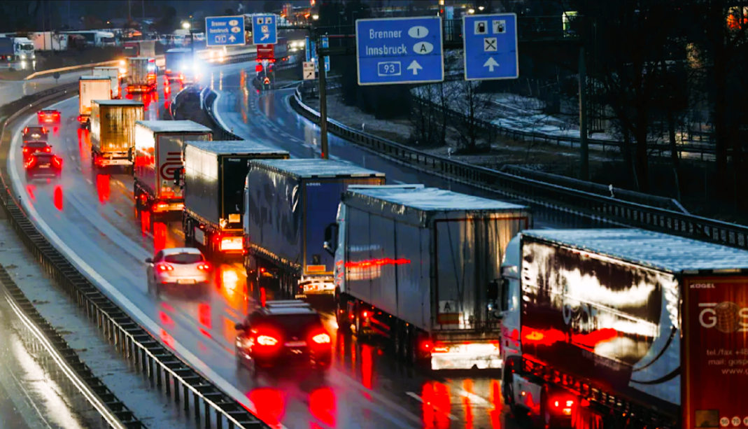 Vollsperrung! Wieder Unfall mit Gefahrgut-Transporter auf der Autobahn - LKW-Fahrer tot