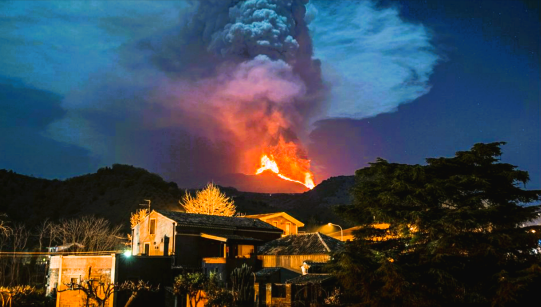 Schwerer Vulkanausbruch - Orte evakuiert! Immer wieder bebt die Erde, Eruptionen folgen