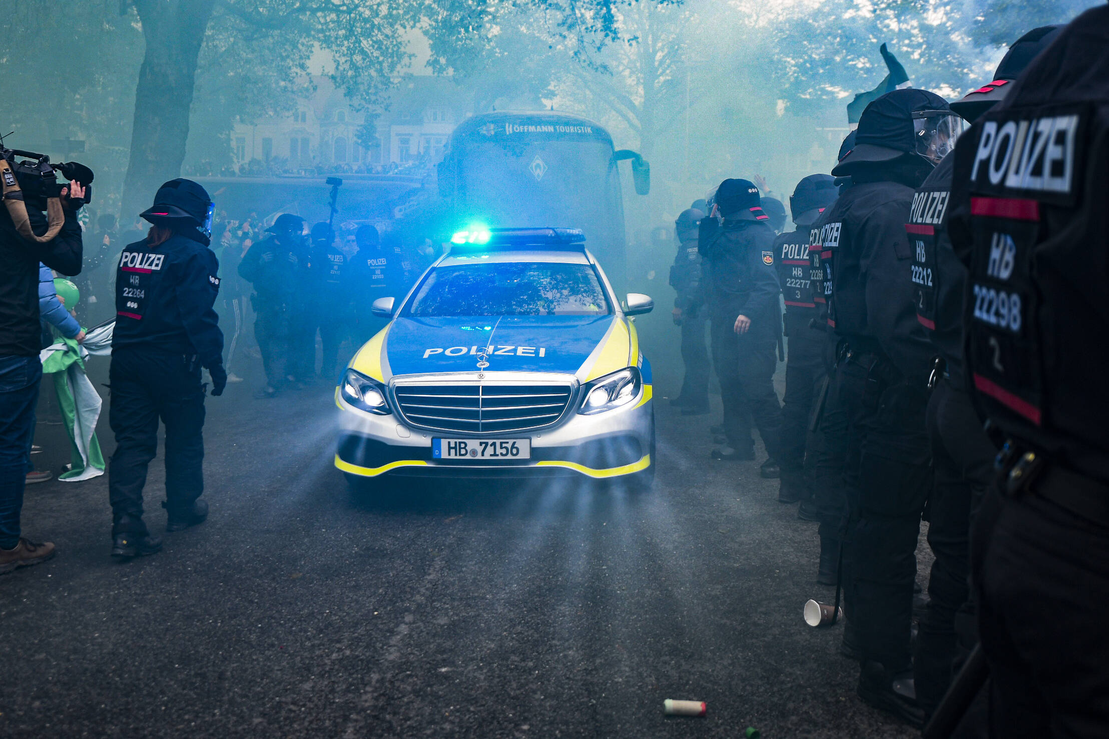 Explosion bei Bundesliga-Spiel auf der Tribüne! 11 Menschen Verletzt - Spiel unterbrochen!