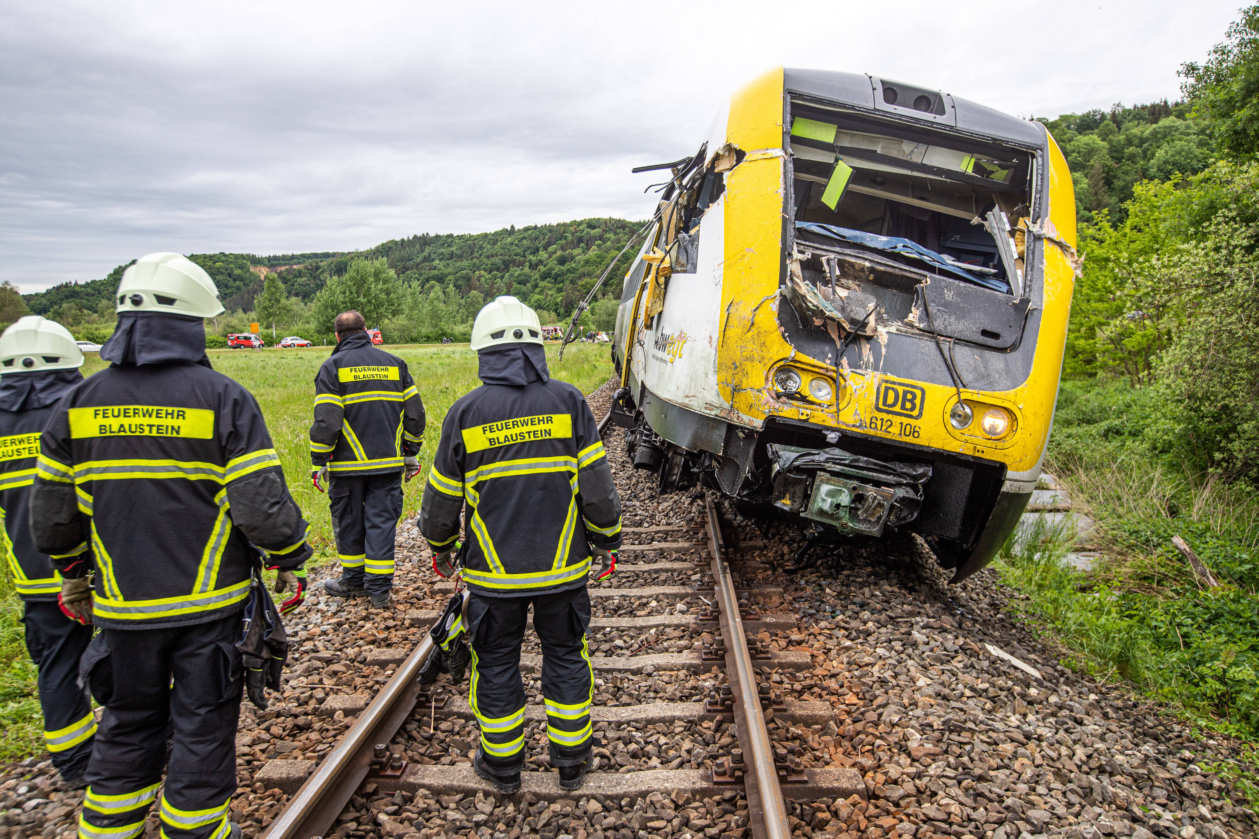 Bahnstrecke gesperrt! Zug erfasst Fahrzeug auf den Schienen - Fahrer noch im Wagen!