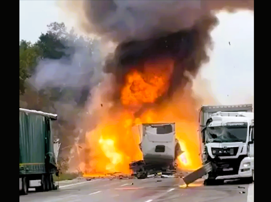 Feuer-Chaos auf der Autobahn - Vollsperrung nach Fahrzeugbrand!