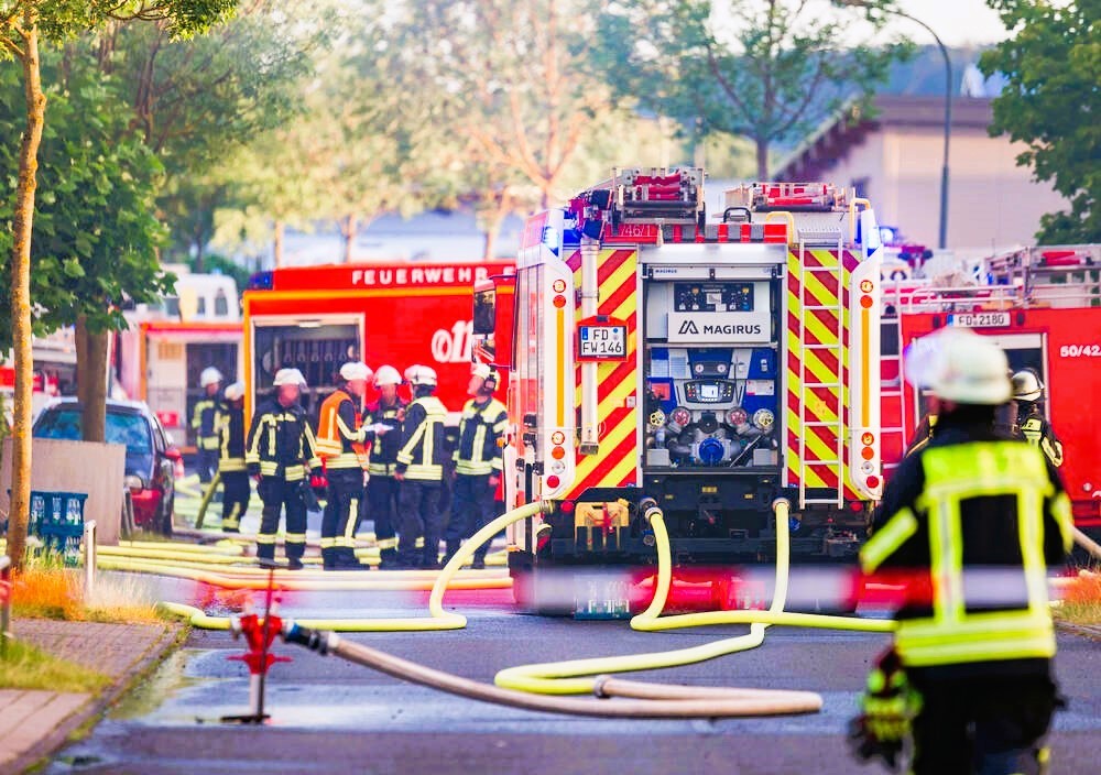 Großbrand! Mehrere Feuerwehrleute schwer verletzt! Flammeninferno in einer Lagerhalle gerät außer Kontrolle