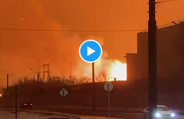 Angriff auf Russland! Putins Flugzeugfabrik brennt! Flugzeugfabrik in Smolensk von Drohne getroffen