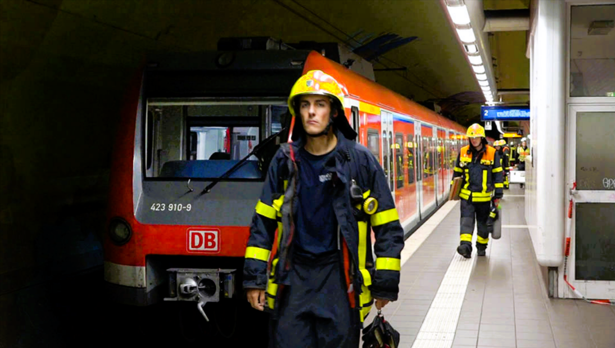 Reizgas-Angriff in Regionalbahn! Gesamter Zug musste evakuiert werden