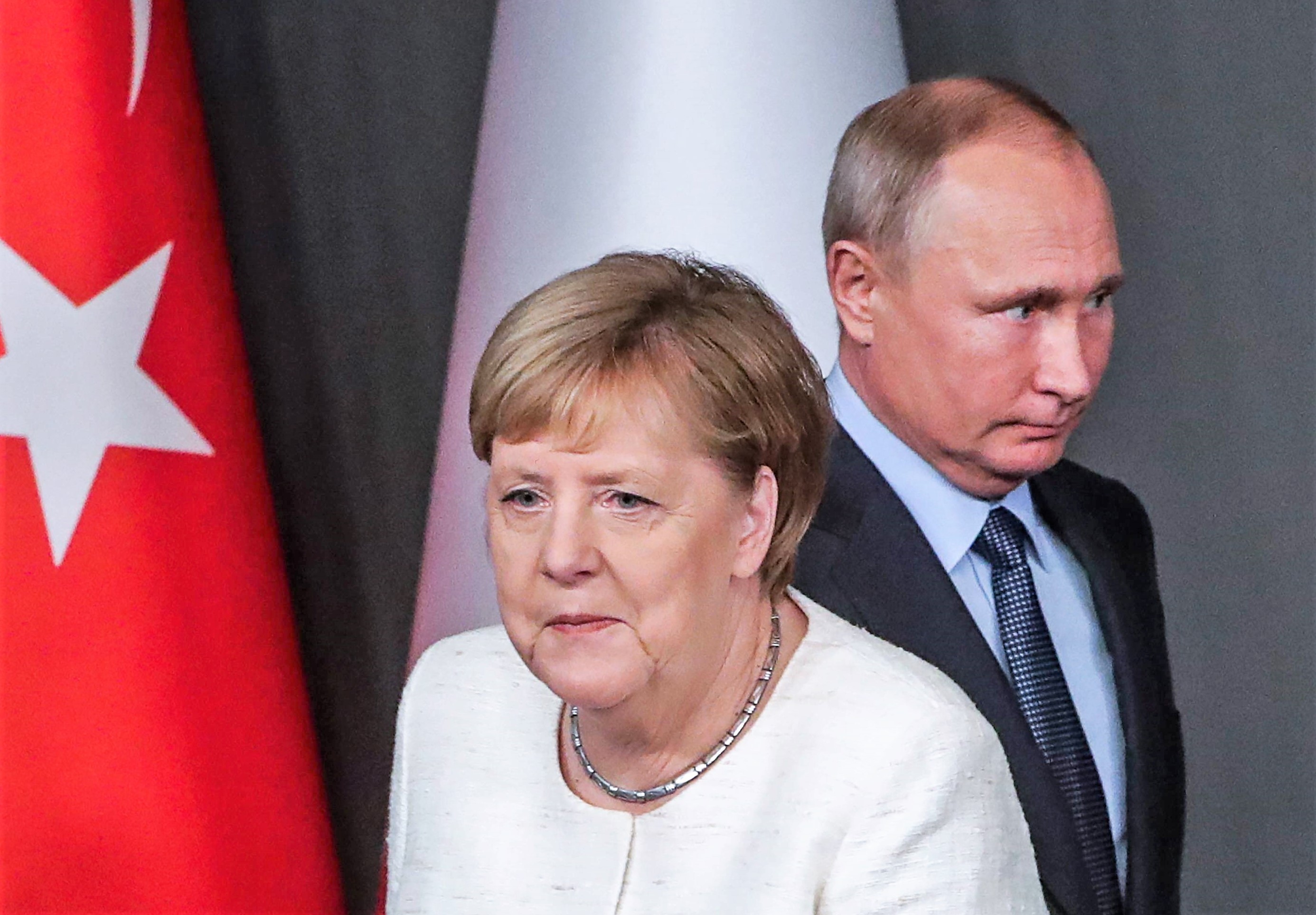 Jetzt soll Merkel Putin stoppen! Kann nur noch die Alt-Kanzlerin helfen - vor Ihr hat Putin Respekt!