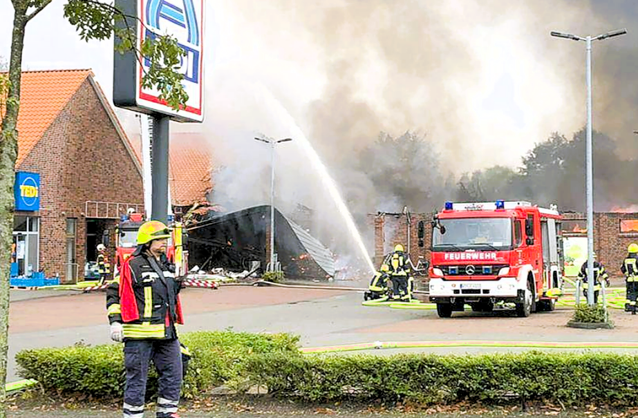 Großfeuer bei Aldi: Filiale steht in Flammen, mehrere Verletzte gemeldet!