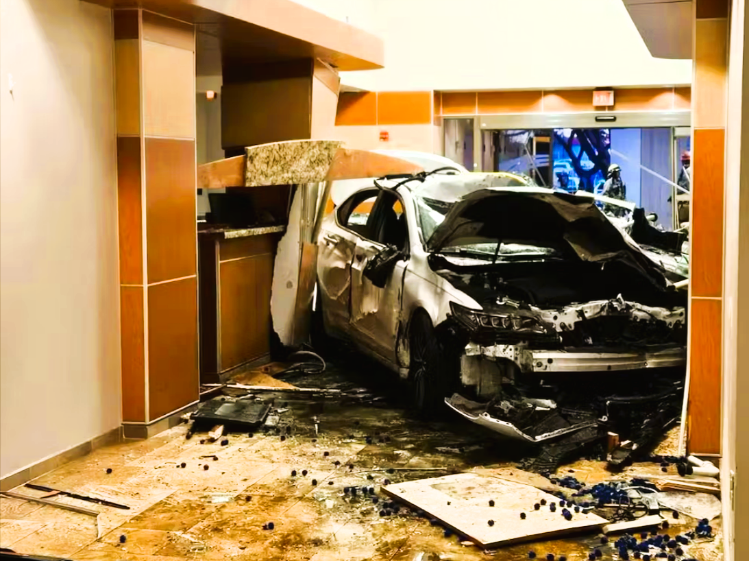 Auto rast in Bäckerei! Schwerer Crash - Renault-Fahrerin verliert nach Unfall die Kontrolle und kracht Laden!