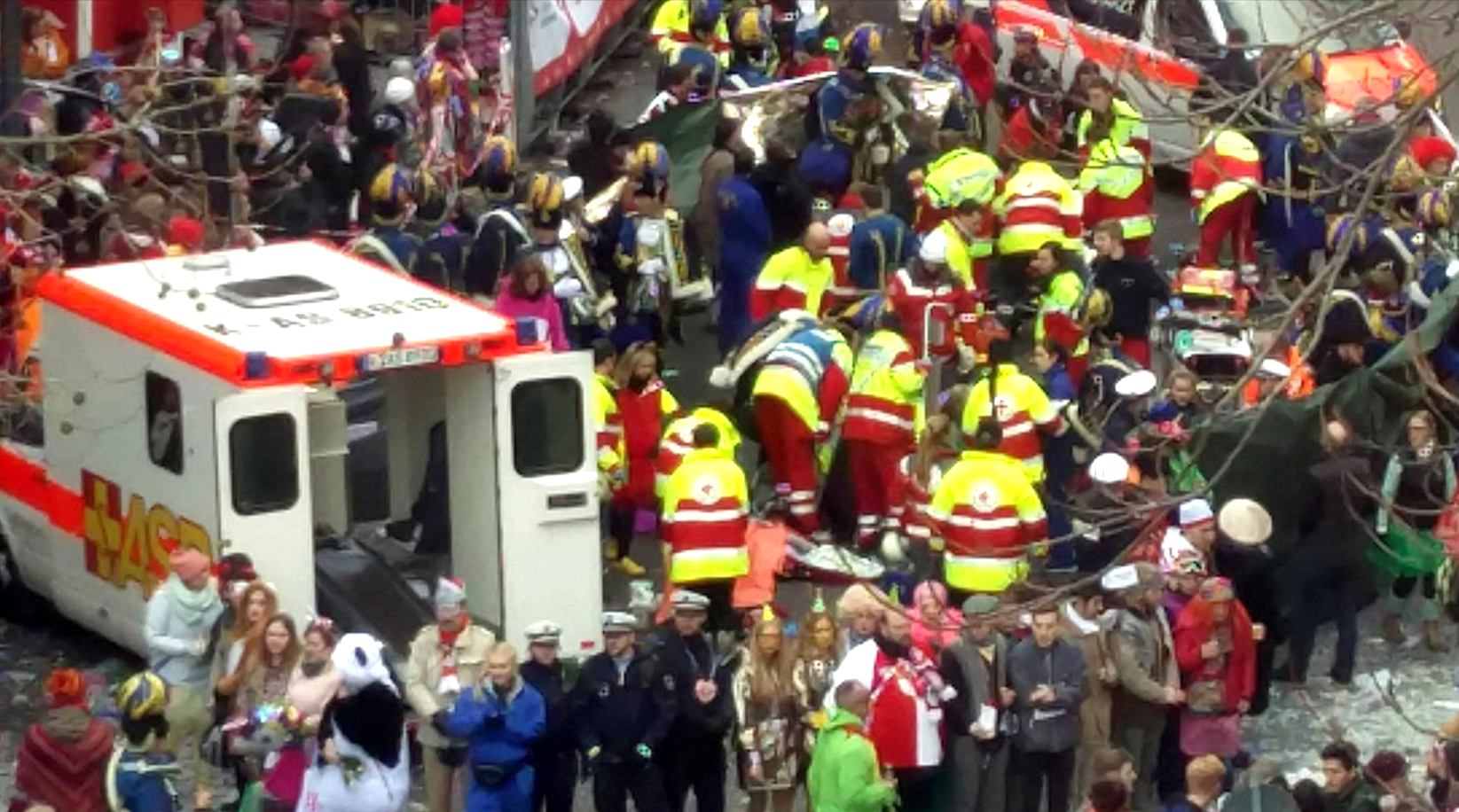 Eilmeldung! Autofahrer rast in Menschenmenge und flüchtet - Insgesamt 17 Personen verletzt