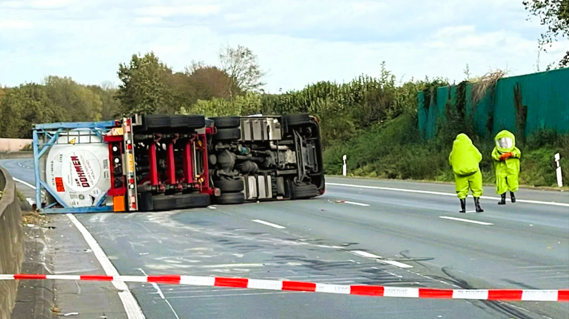 Autobahn-Sperrung! LKW verunglückt auf der Autobahn- Schwerlaster stürzt Böschung hinab