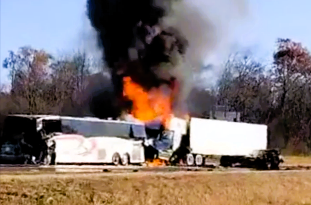 Reisebus in Flammen - Rettungsarbeiten auf der Autobahn! Langer Stau während der Löscharbeiten