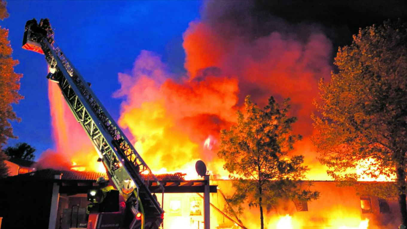 Eilmeldung! REWE und Mediamarkt in Flammen! Evakuierung - Heftiger Großbrand schockt Rettungskräfte