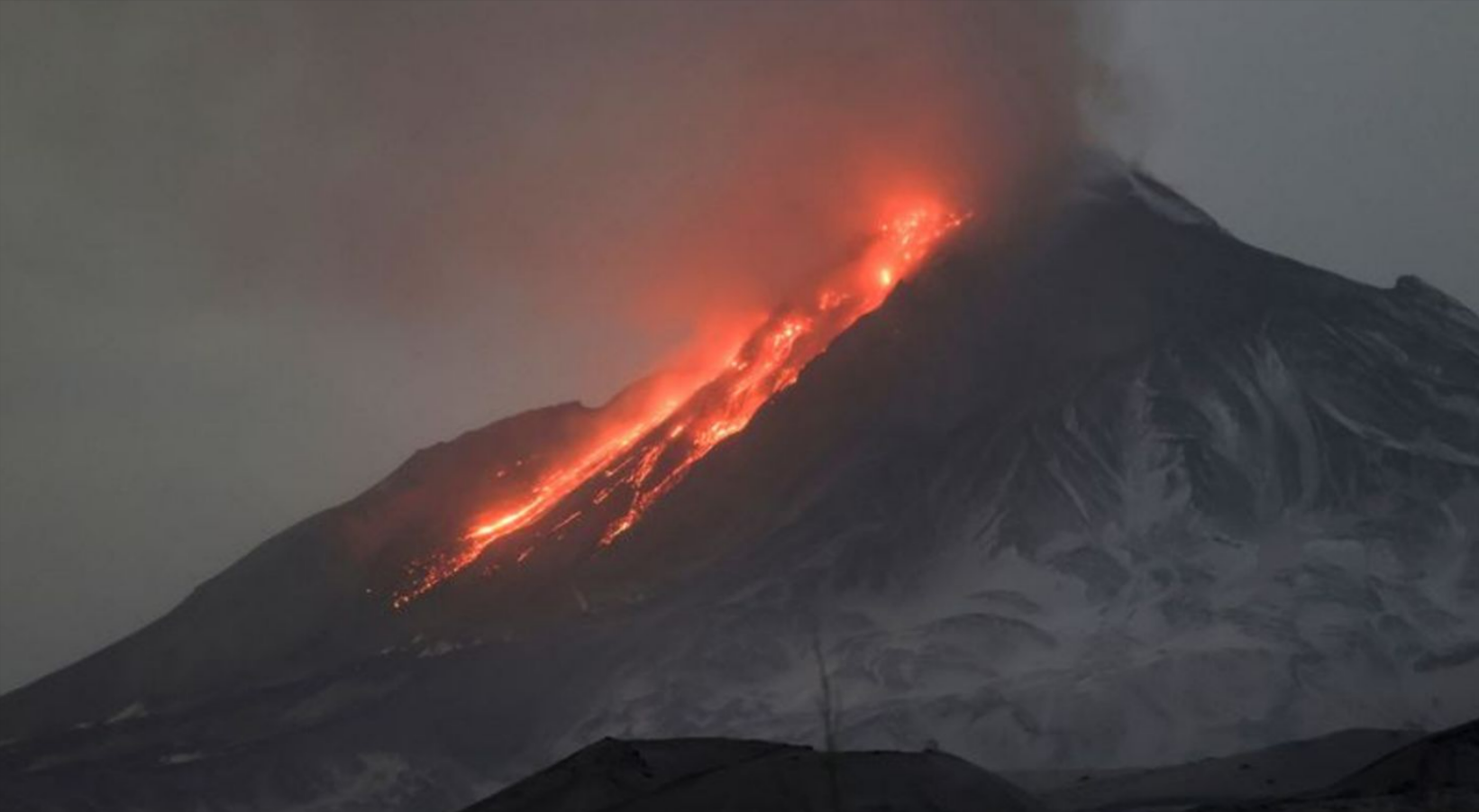 Vulkanausbruch mitten in Europa! Behörden evakuieren Umgebung, Lava brodelt aus dem Krater