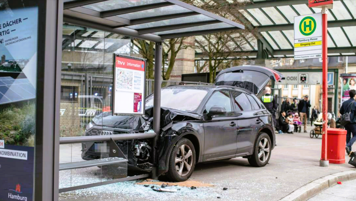 Eilmeldung! SUV kracht in Bushaltestelle - es gibt verletzte, Rettungskräfte im Einsatz!