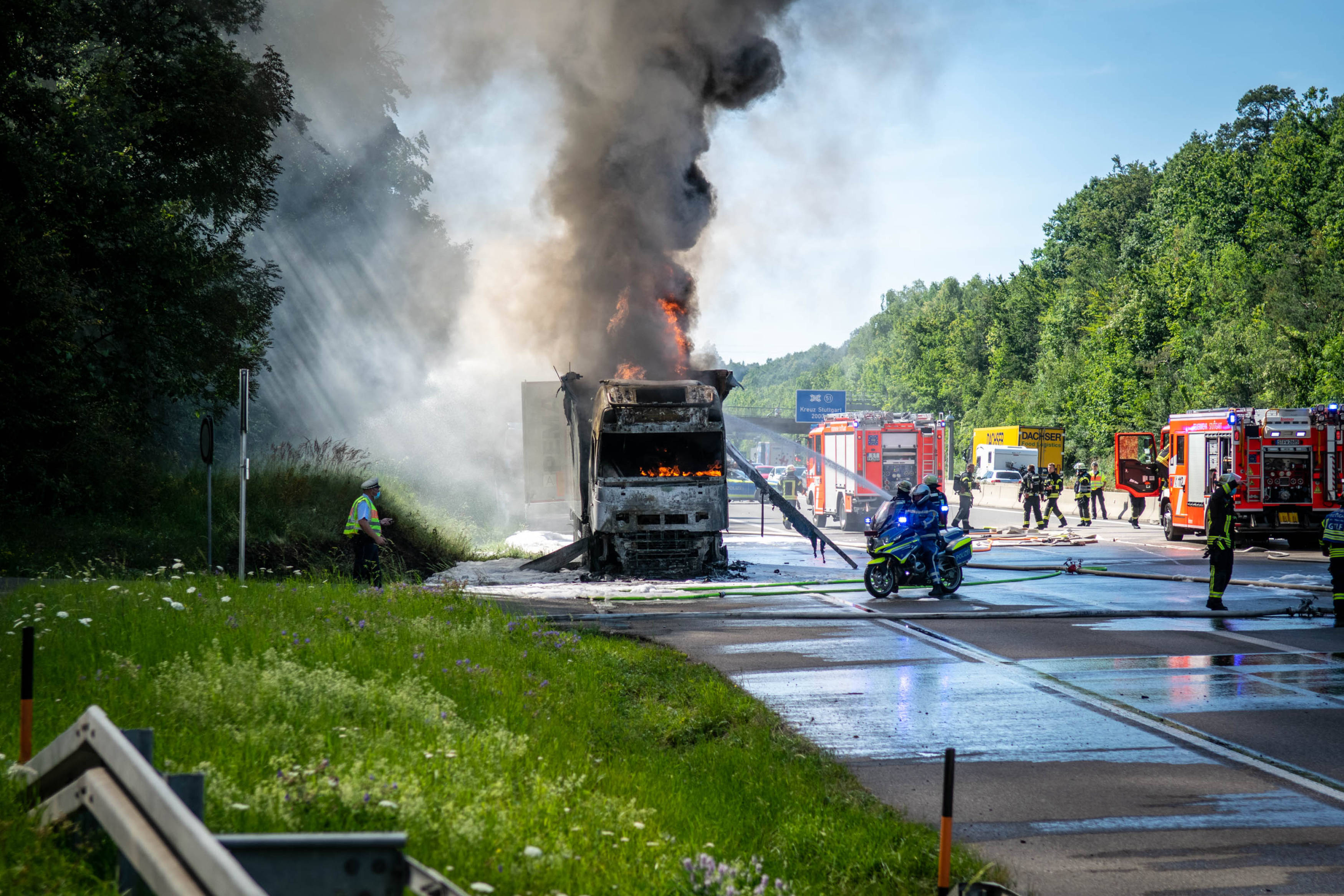 Vollsperrung! Feuer auf der Autobahn - LKW steht in Flammen, Stau und Behinderungen