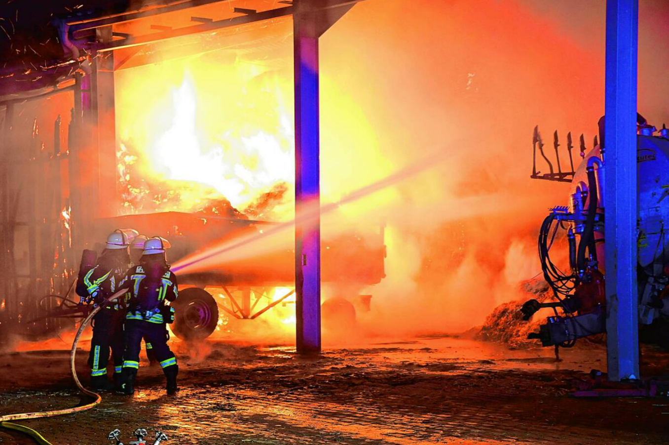 Feuerwehr warnt - bitte schließen Sie die Fenster! Großbrand in Sägewerk ausgebrochen