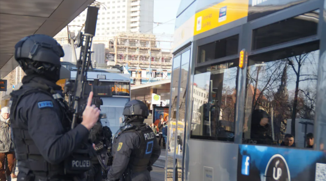 Amokalarm in Kassel! Mann schießt an Bushaltestelle auf Passanten