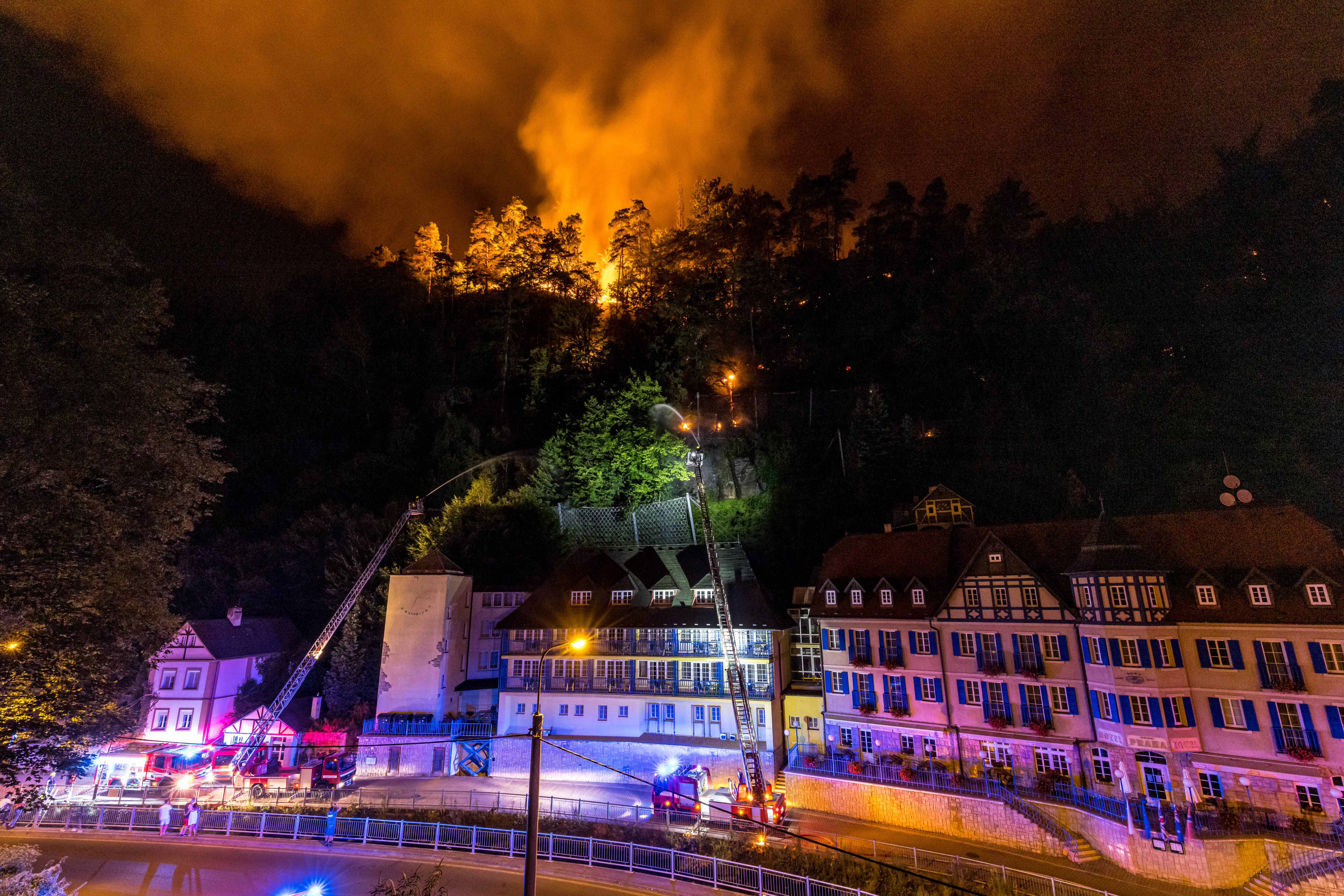Urlaubsparadies in Flammen! Schwere Waldbrände toben in Österreich, auch Italien betroffen - Großeinsatz für die Einsatzkräfte