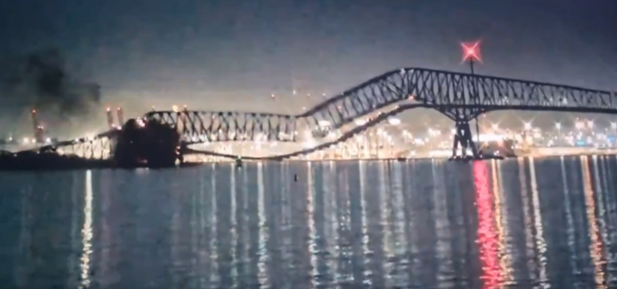Containerschiff rammt Brücke! Autos stürzen in Fluss, Brücke brennt und stürzt ein - unfassbares Video hier!