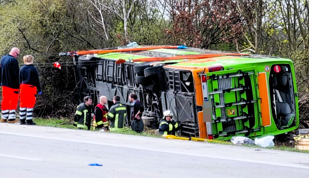5 Tote bei Flixbus-Unfall! Vorbeireisende Feuerwehrleute können größere Katastrophe gerade noch verhindern!