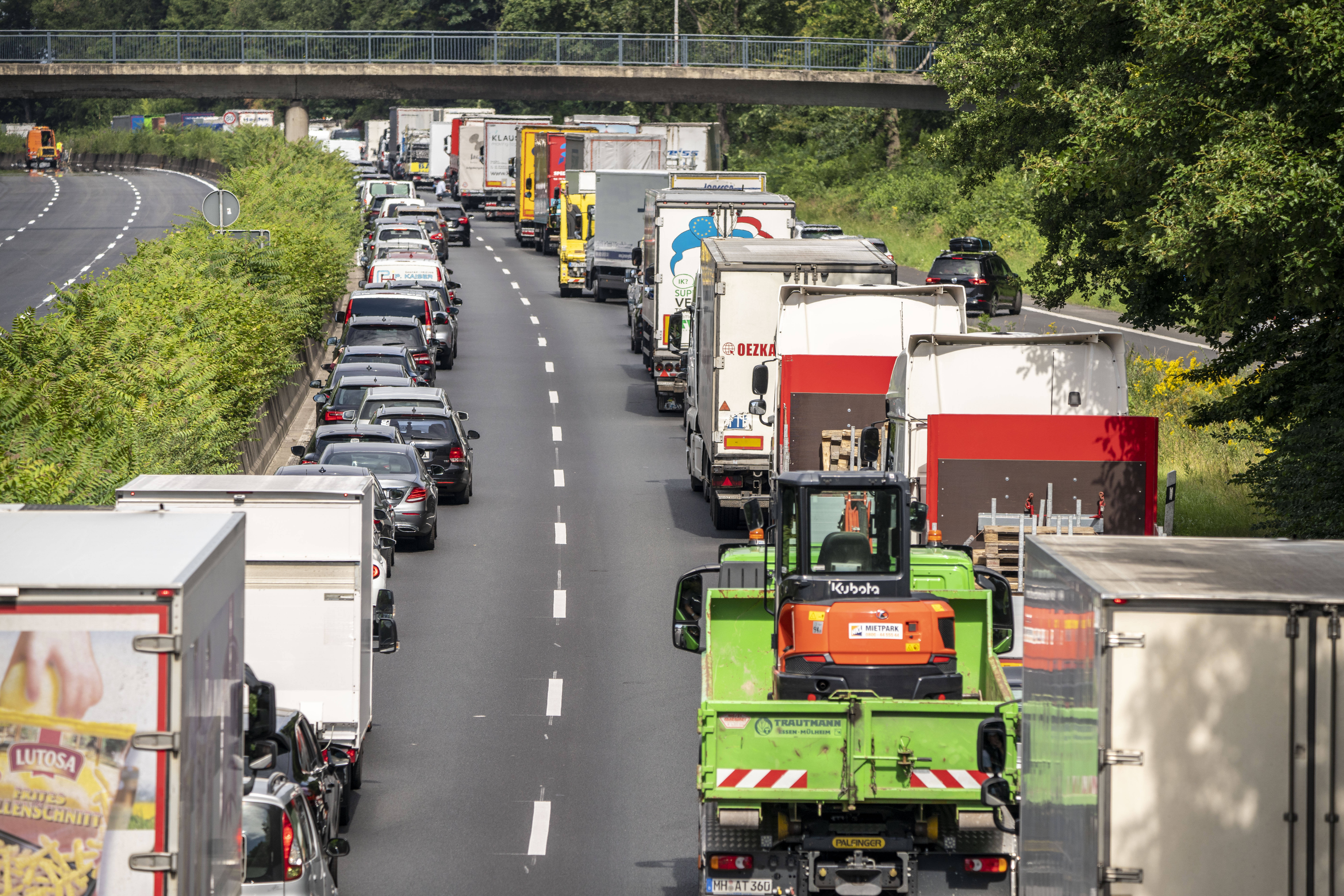 Vollsperrung! Unfallserie auf der Autobahn - Mehrere LKW und PKW beteiligt 