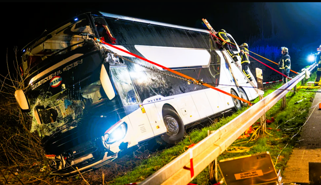 Schweres Busunglück auf dem Weg in den Osterurlaub! Bus auf Autobahn umgekippt - viele Verletzte geborgen!