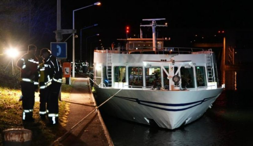 Kreuzfahrtschiff verunglückt! 17 Passagier verletzt weil Schiff an Schleusenmauer fuhr