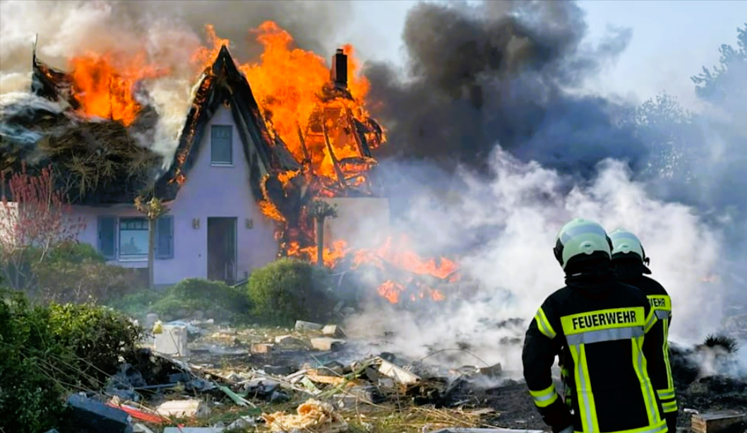Großbrand in fünf Häusern! Feuerwehr warnt die Bevölkerung
