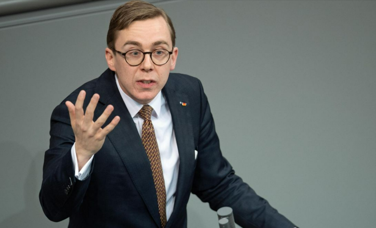 CDU-Generalsekretär bricht auf Bühne zusammen! Philipp Amthor erleidet Anfall!
