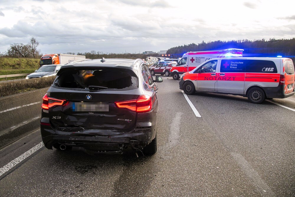 Eilmeldung! Bewaffneter auf der Autobahn zwingt Ehepaar zum Anhalten! Täter auf der Flucht