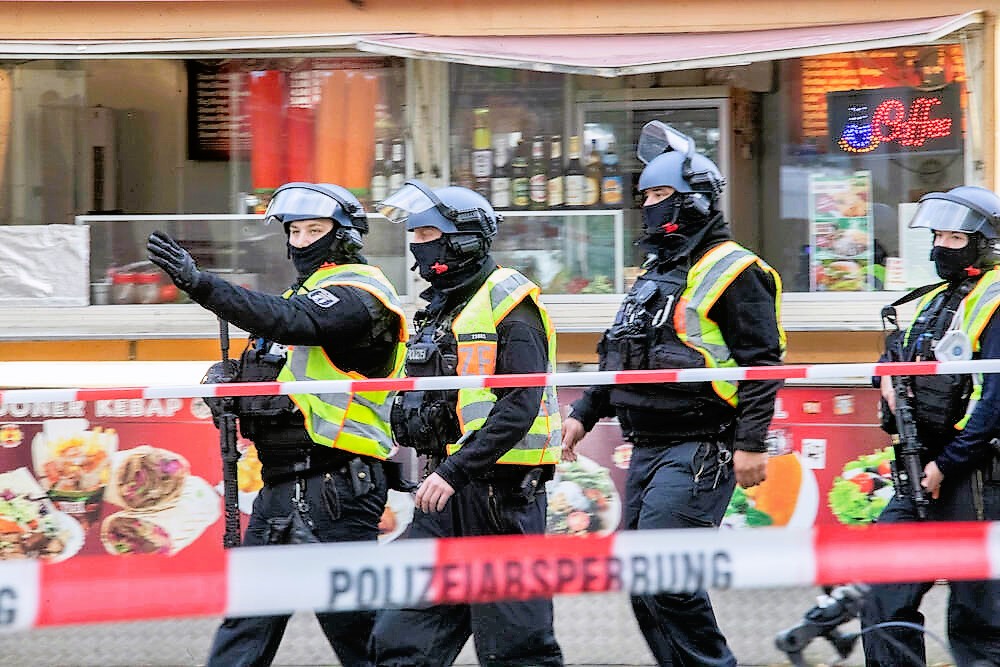 SEK stürmt Hotel in Hamburg! 3 Männer verhaftet - Hotel nach Post in den sozialen Medien gestürmt