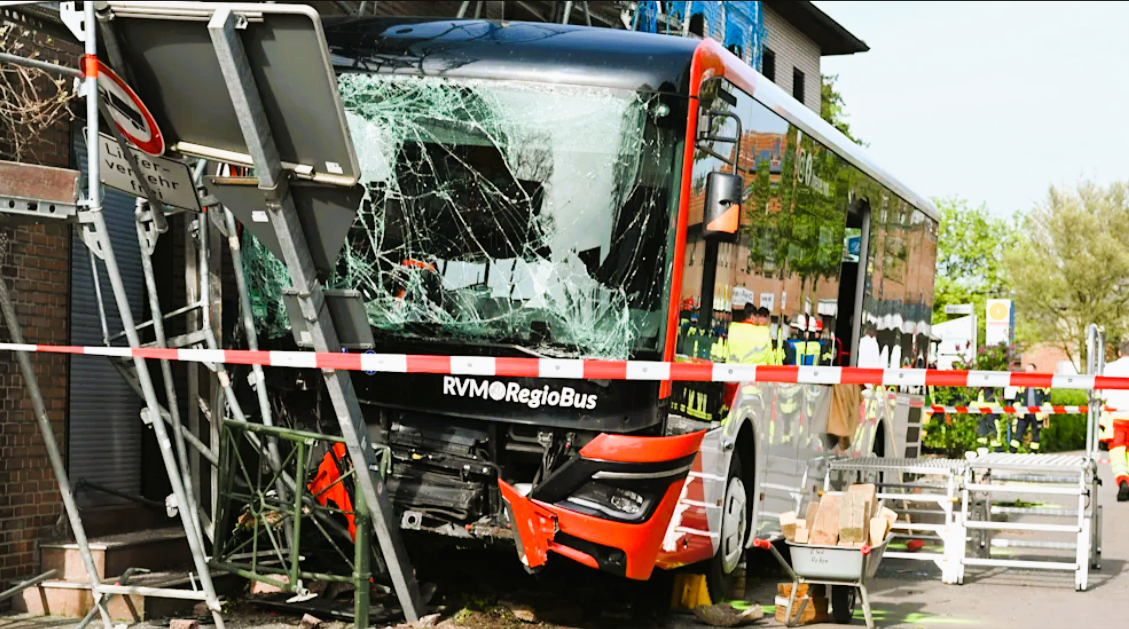 Linienbus rast in Eiscafé und hinterlässt eine Spur der Verwüstung!