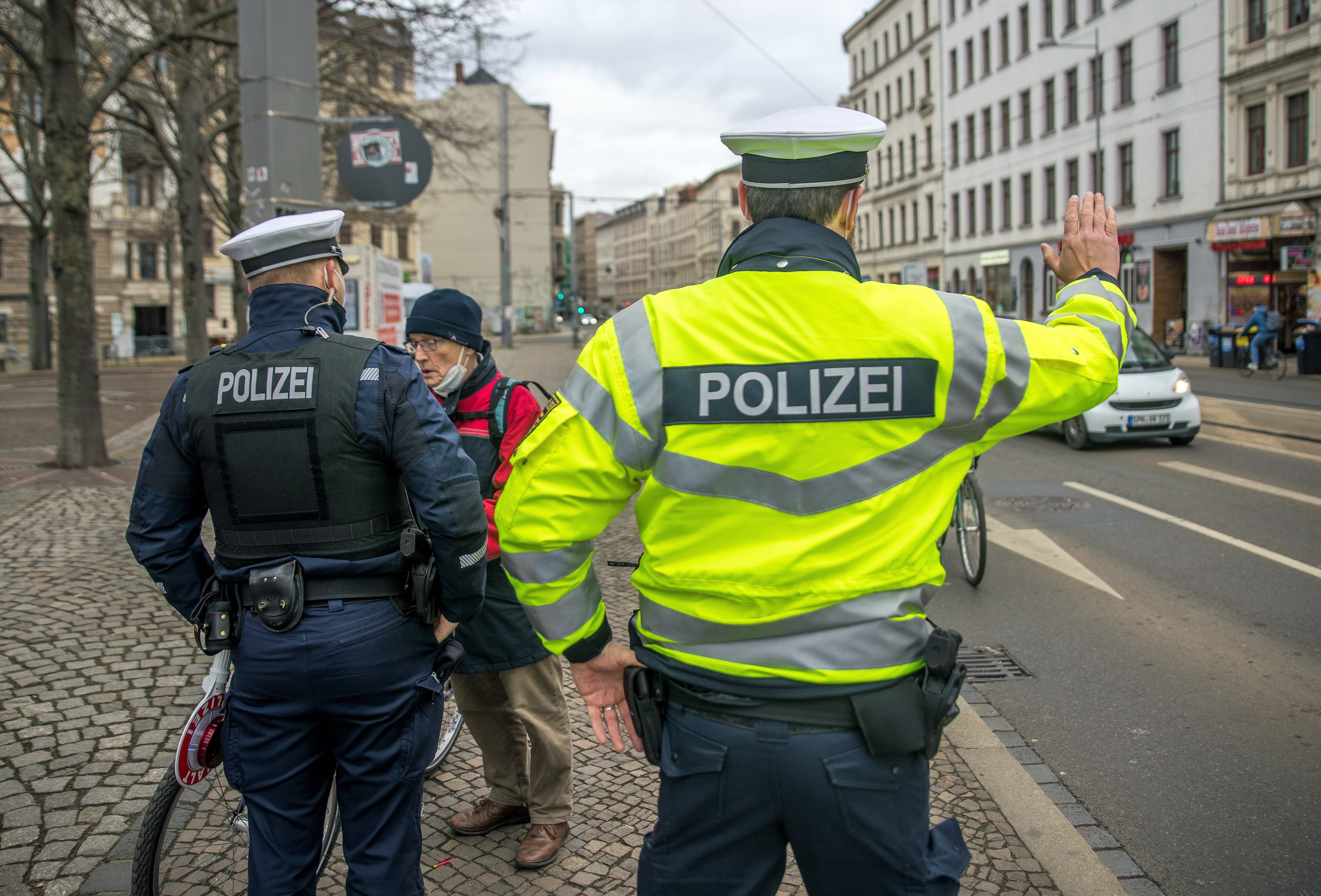 Familienvater auf Fahrrad angefahren und liegen gelassen - Fahrer flieht! Familie kämpft jetzt um sein Leben